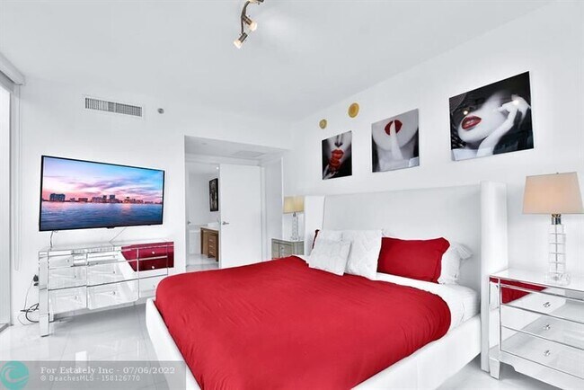 Building Photo - 475 Brickell Ave