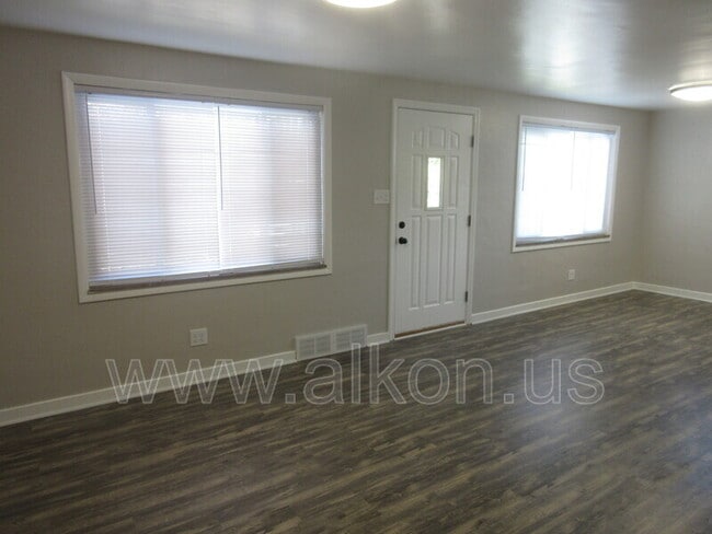 Building Photo - 4204 Willow Ave