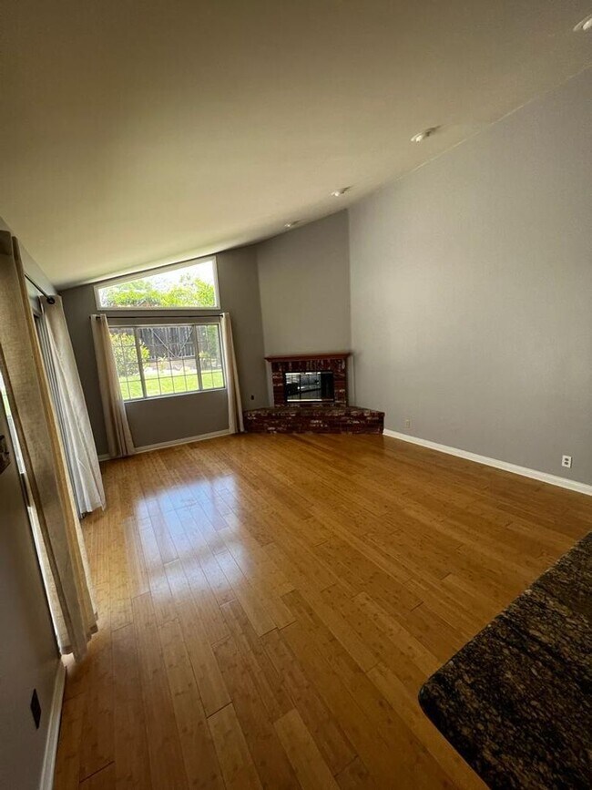 Building Photo - Beautiful 3 bed 2.5 Bath House- La Crescenta/Glendale