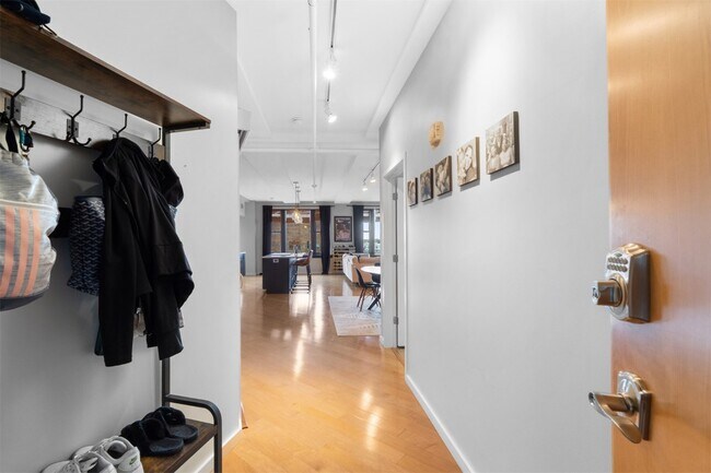 Building Photo - 915 Olive St