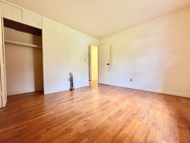 Building Photo - 2306 Elwood Ave
