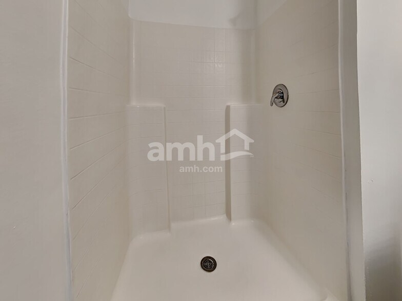 Building Photo - 6686 Gentle Oaks Dr E