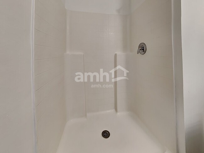 Building Photo - 6686 Gentle Oaks Dr E