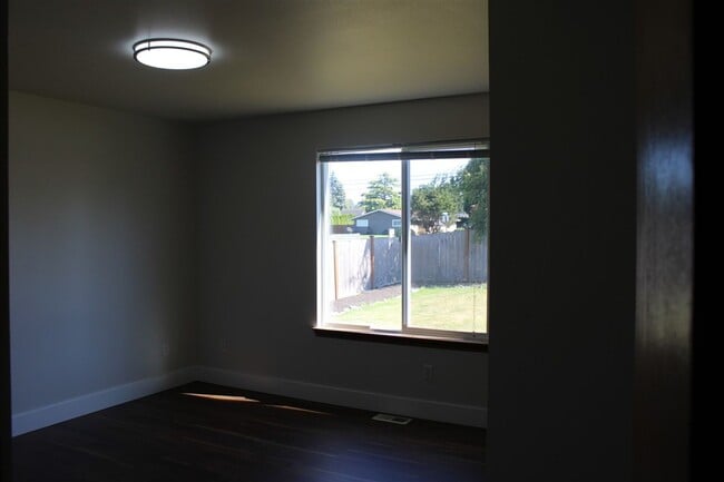 Building Photo - 3 Bedroom, 2 Bathroom House in Burlington!