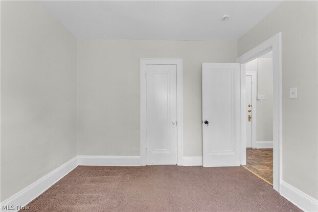 Building Photo - 954 E 239th St