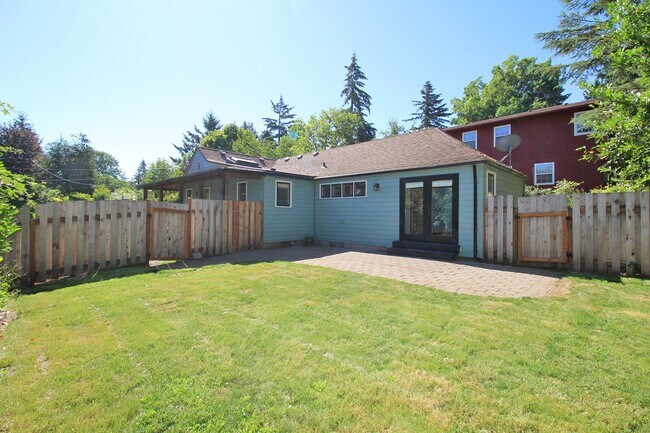 Building Photo - Beautifully Remodeled 2 Bedroom Collins Vi...