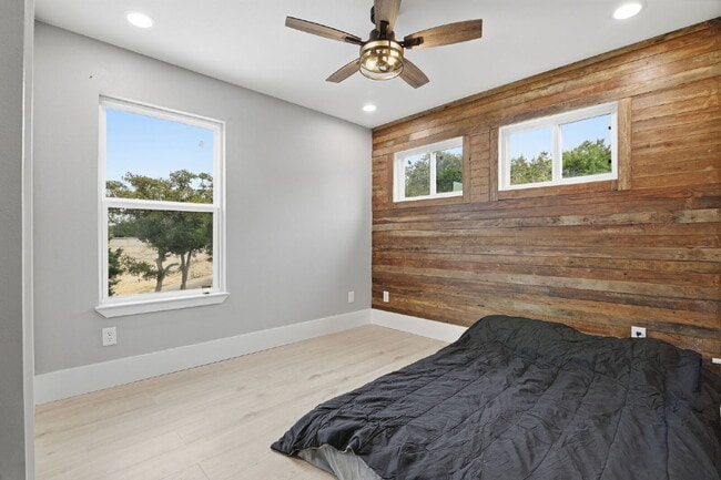 Building Photo - All-Inclusive Lakeside Living: 2BR Home with Flexible Lease Terms