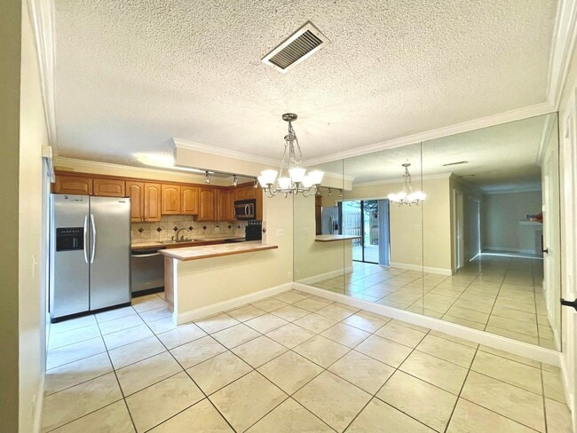 Building Photo - 221 Lake Arbor Dr
