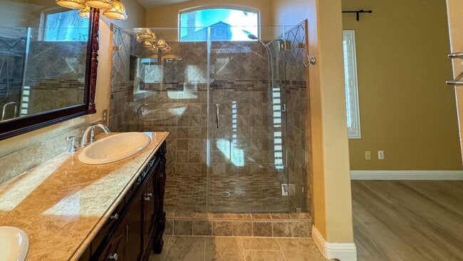 Building Photo - Freshly Updated 3BD Home, Island Kitchen &...