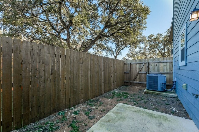 Building Photo - 3-BEDROOM TOWNHOME-STYLE DUPLEX