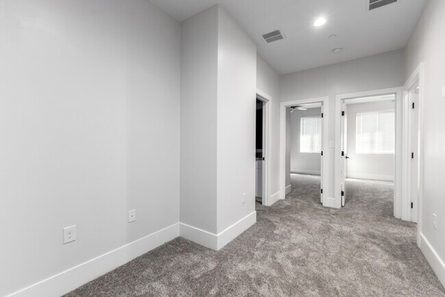 Building Photo - 164 E Lexington Ave