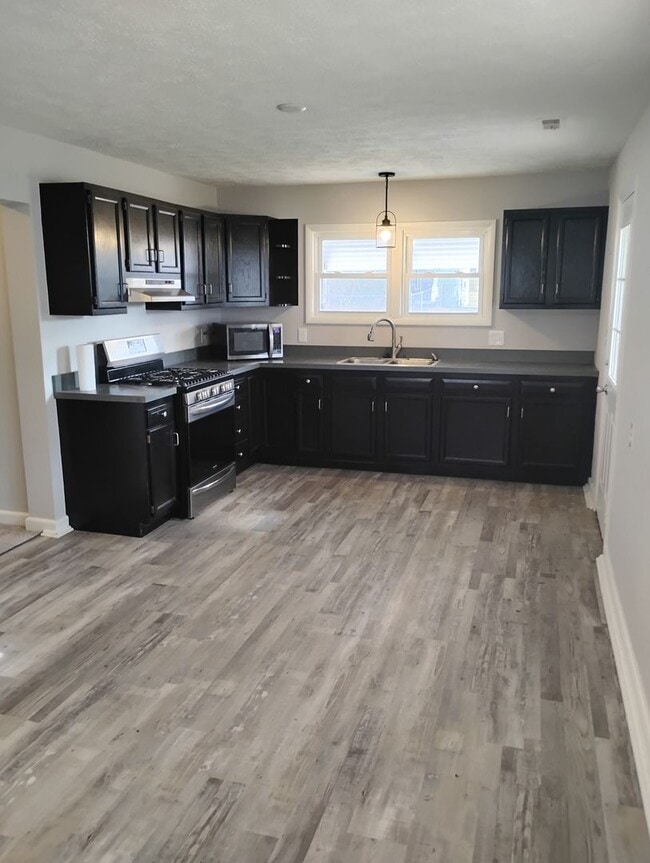 Building Photo - 4 Bedroom 1 Bath