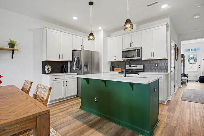 Building Photo - 3BR Like-New End-Unit Townhome – Wendell Falls