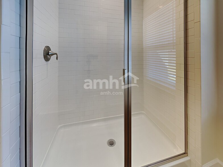 Building Photo - 5005 Hudson Vly Dr