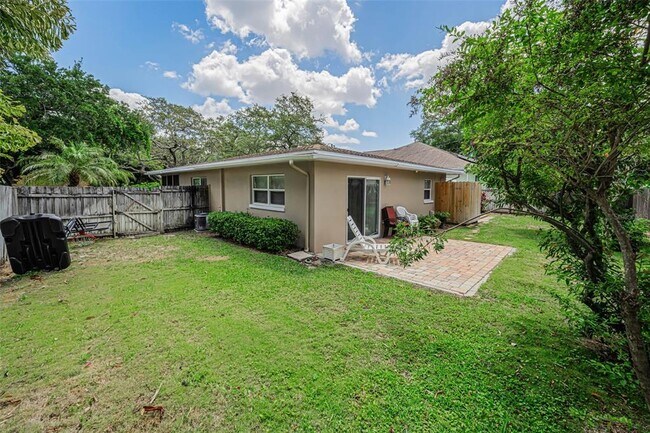 Building Photo - 253 Park Cir S