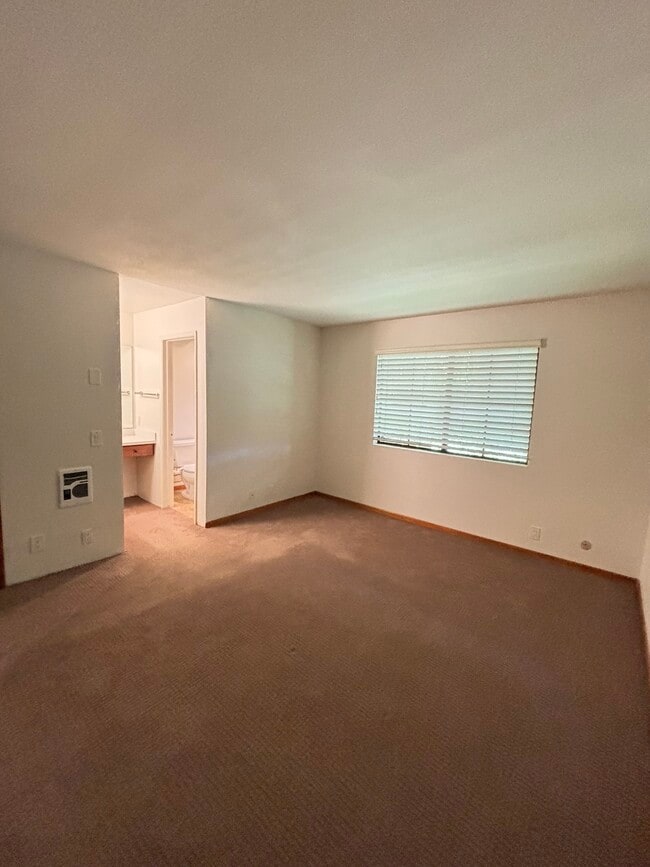 Building Photo - 8860 Villa La Jolla Dr