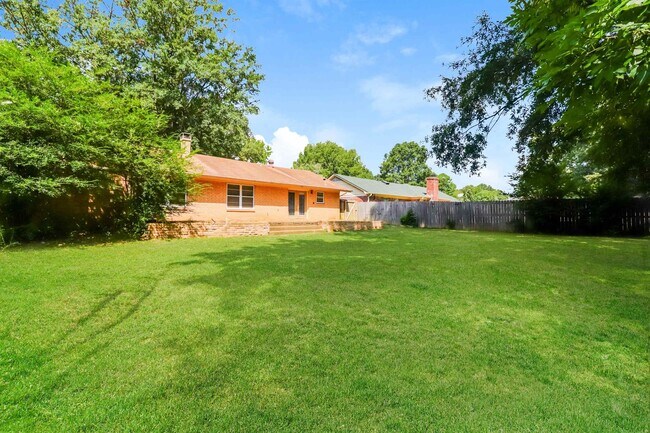 Building Photo - 3256 Bluemont Dr