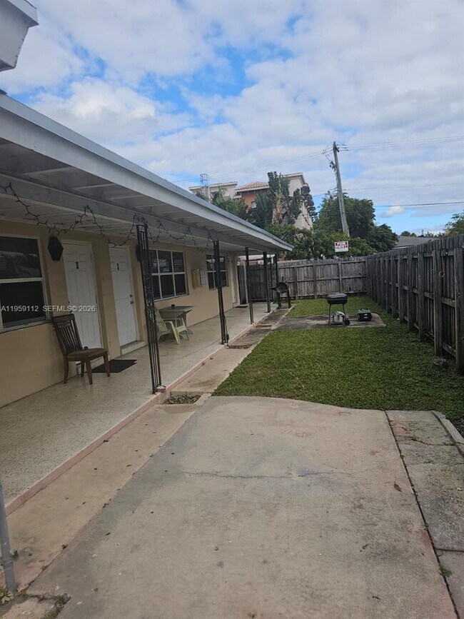 Building Photo - 1021 NE 17th Ave