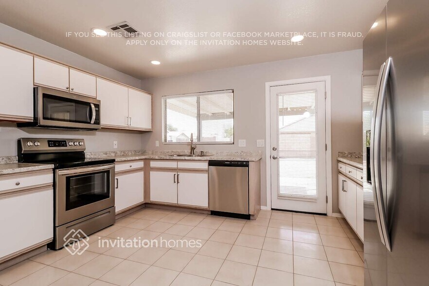 Building Photo - 15901 W Elm St