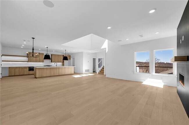 Building Photo - 123 S Paddock Loop