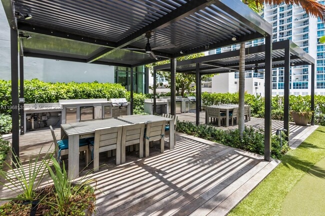 Building Photo - 480 NE 31st St