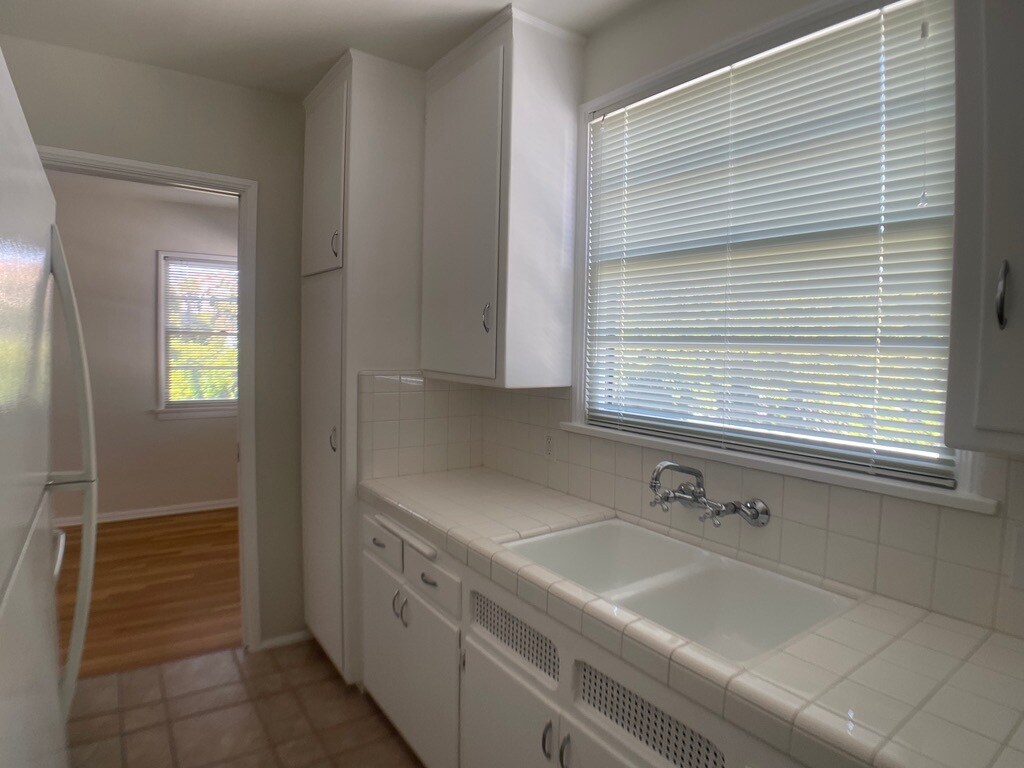 Kitchen - 1008 Euclid St