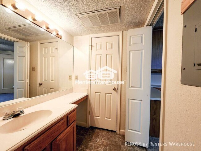 Building Photo - 1311 Antoine Dr