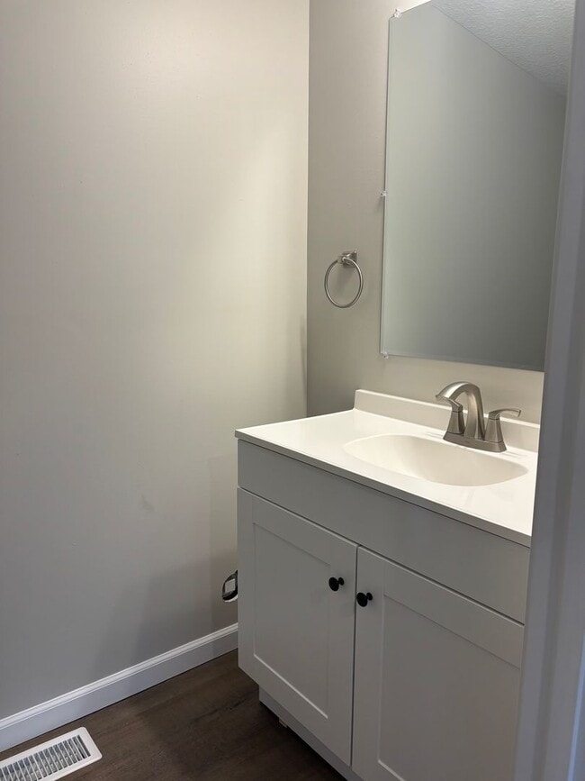 Building Photo - Fabulous 2 Bedroom 1.5 Bathroom House