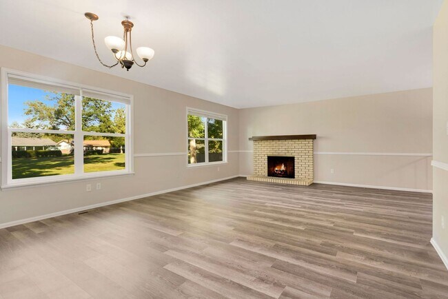 Building Photo - Freshly Updated 4 Bedroom Home
