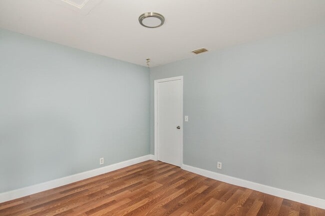 Building Photo - 815 6th St