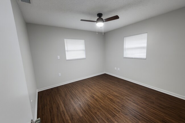 Building Photo - Renovated 2/1 in the Heart of Tampa on a DOUBLE lot!