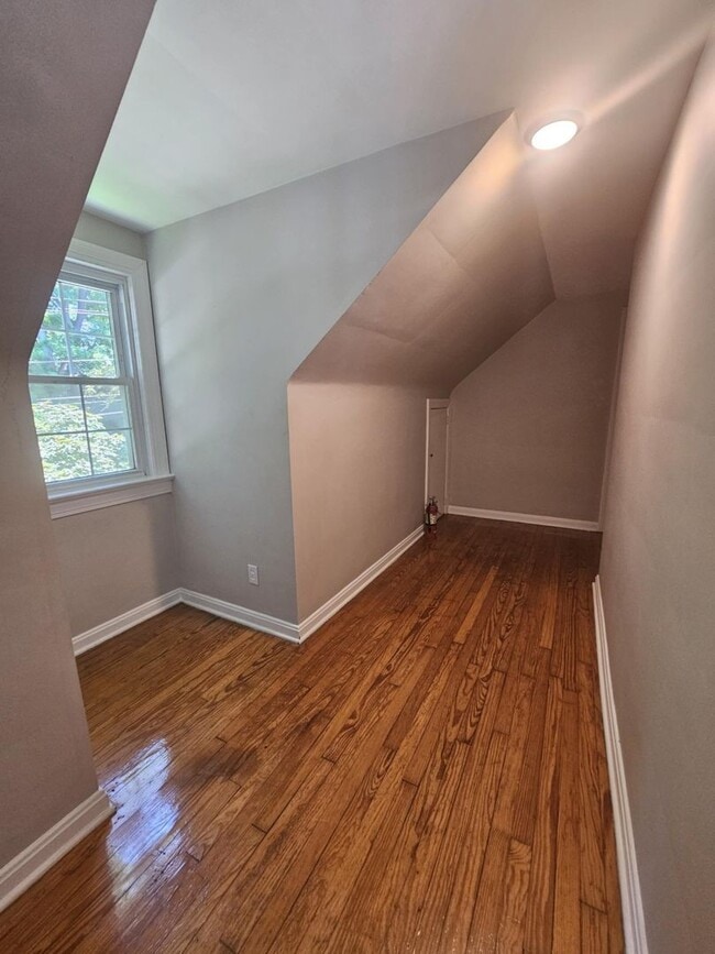 Building Photo - Spacious 5-Bedroom 2.5 Bath Home