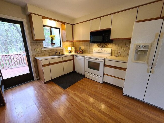 Building Photo - 15 Hoskins Rd