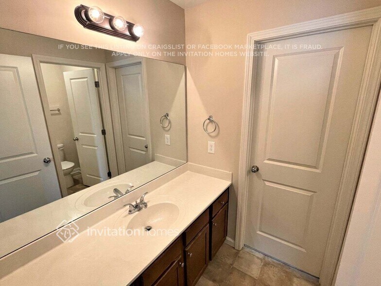 Building Photo - 2445 Valley Creek Dr