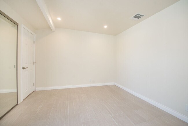 Building Photo - Completely Remodeld W/ Swimming Pool!