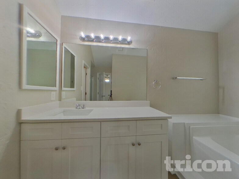 Building Photo - 4122 Autumn Lake Dr