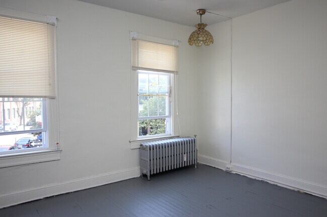 Building Photo - Spacious 5BD/1BA Remington Home w/ W/D! Available 8/14