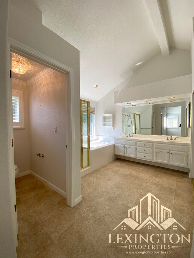 Building Photo - 6118 Cameo Dr
