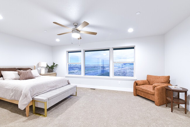 Building Photo - 925 N Elm Ave