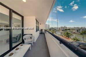 Building Photo - 2555 Collins Ave
