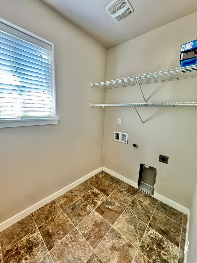 Building Photo - Ask about free rent... Nearly New, wonderf...