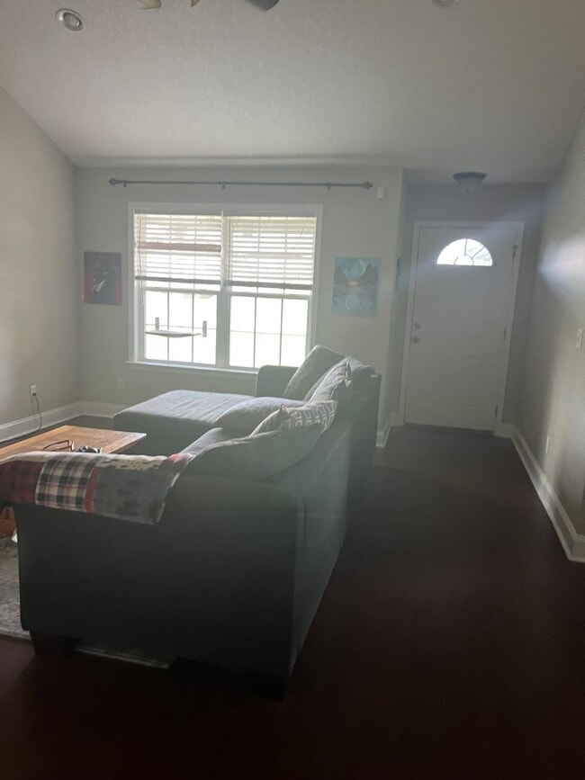 Building Photo - FOR RENT 3 Bed 2 bath Pet friendly home