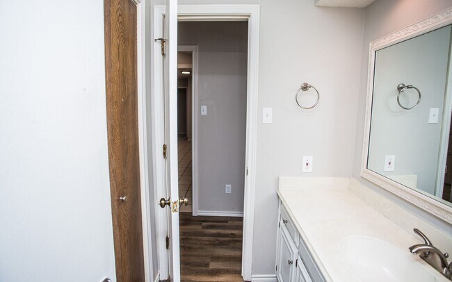 Building Photo - Available June 15th: Spacious 3 Bed, 2 Bath Ready for You!