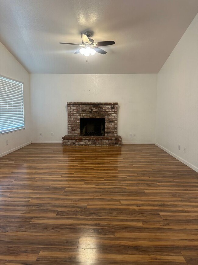 Building Photo - Beautiful Single Story Home Ready To Be Called Home!