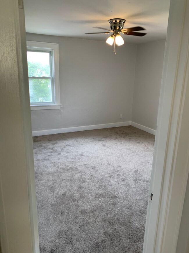 Building Photo - 3 bedroom 1 bath deck and yard