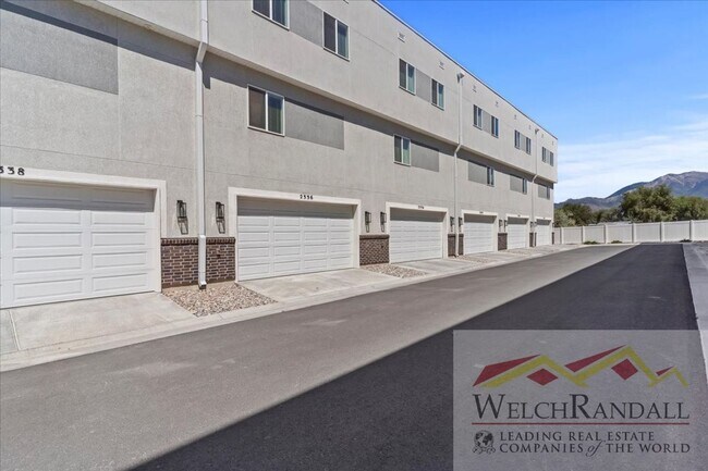 Building Photo - Beautiful 3 Bed 2.5 Bath Townhome in West ...
