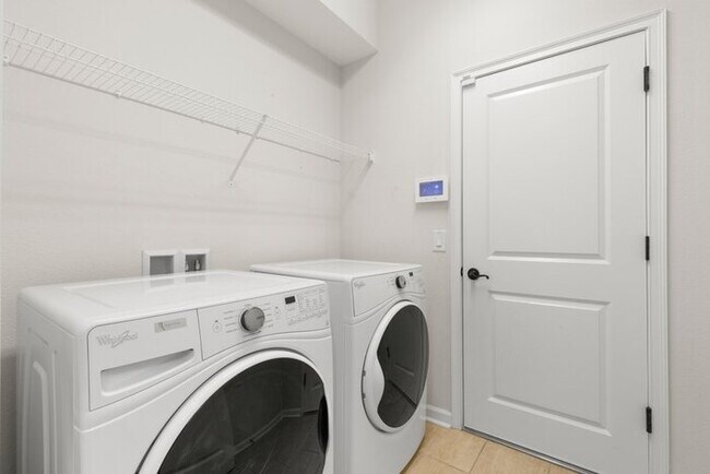 Building Photo - BEAUTIFUL Home for Rent in Estancia with T...