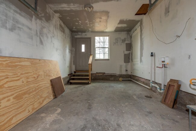 Building Photo - Beautiful 3 bedroom 1 bath, Available in April!