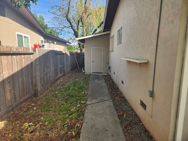 Building Photo - Charming 3 Bedroom 2 Bath Home! One Car Ga...