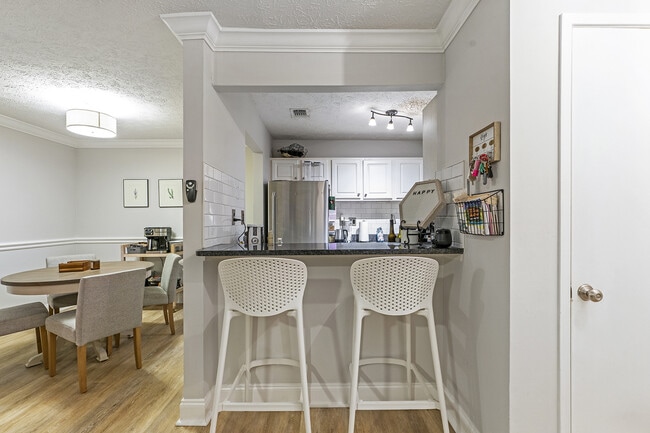 Building Photo - 6800 Glenridge Dr